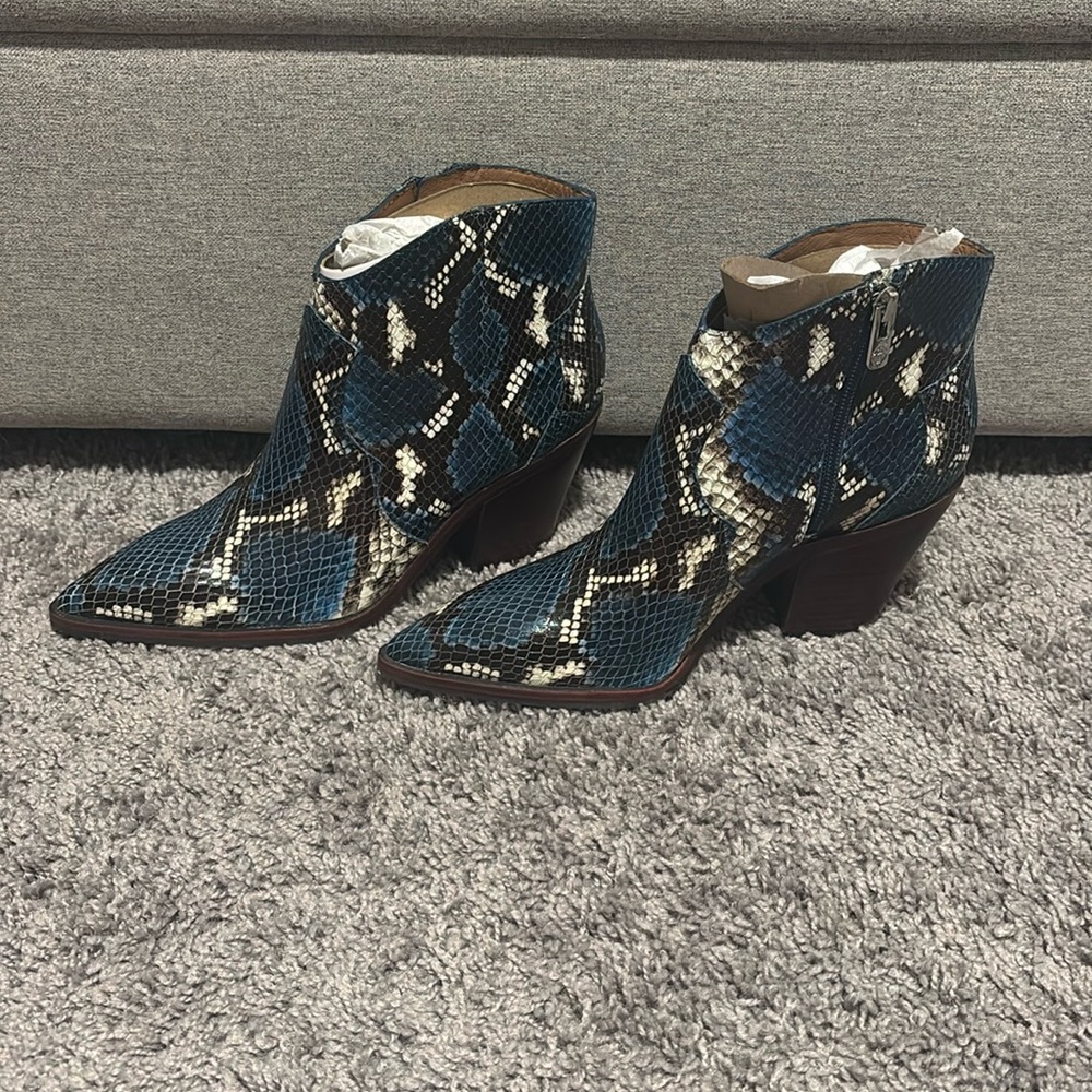NWT Antonio Melani ankle boots
Size 7
